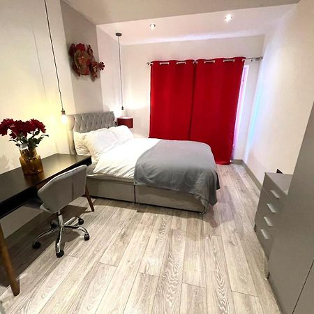 Letzi Premium Cozy Retreat Private En-Suite Rooms, Wembley Лондон Екстер'єр фото
